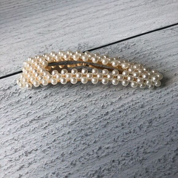 Accessories - Oversized Faux Pearl Hair Clip in Gold 🌟